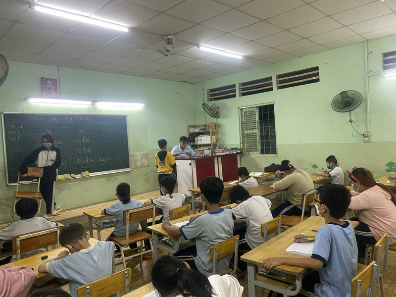 Các em sôi nổi xung phong lên bảng.