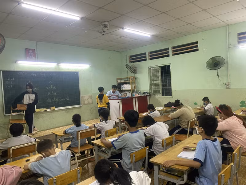 Các em sôi nổi xung phong lên bảng.