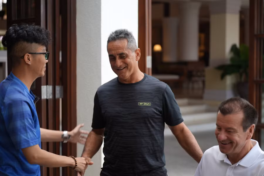 Ze’ Carlos cười tươi khi được đón chào. Lễ hội bóng đá Việt Nam - Brazil là sự kiện văn hóa, thể thao đặc biệt đánh dấu kỷ niệm 35 năm quan hệ ngoại giao thân thiết giữa hai quốc gia Việt Nam và Brazil, cũng là cơ hội thúc đẩy kết nối về du lịch và thể thao giữa hai nước, đặc biệt tạo ra tiền đề cho việc phát triển du lịch thể thao quốc tế trong tương lai của Đà Nẵng.