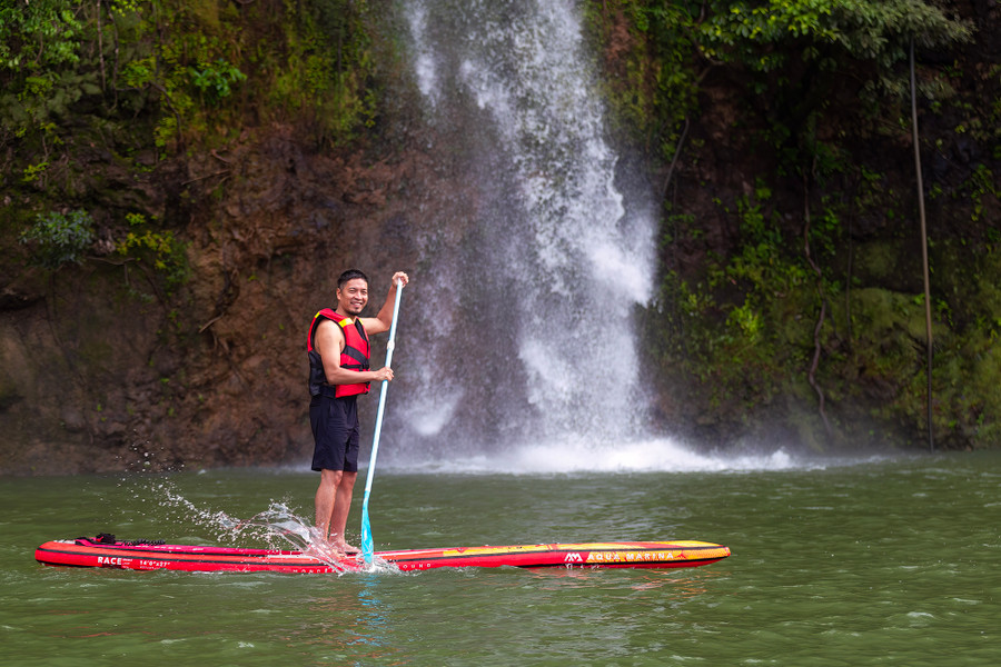 Chèo thuyền SUP – một hoạt động trải nghiệm thú vị trên lòng hồ thủy điện Thượng Kon Tum.