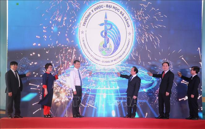 Nghi lễ thành lập trường Y Dược thuộc Đại học Đà Nẵng. Nghi lễ thành lập trường Y Dược thuộc Đại học Đà Nẵng.