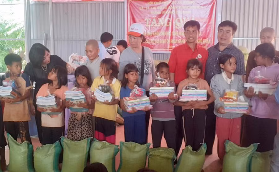 Đoàn công tác tặng sách giáo khoa và gạo cho học sinh nghèo, khó khăn xã Hbông, huyện Chư Sê. Ảnh: Hồng Ngọc