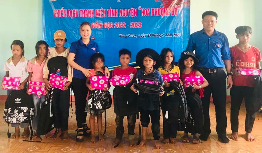 Đoàn Trường THPT Nguyễn Bỉnh Khiêm (huyện Chư Sê) tặng quà cho thiếu nhi xã Kông Htok (huyện Chư Sê) nhân Chiến dịch "Hoa phượng đỏ". Ảnh: Minh Nhật Đoàn Trường THPT Nguyễn Bỉnh Khiêm (huyện Chư Sê) tặng quà cho thiếu nhi xã Kông Htok (huyện Chư Sê) nhân Chiến dịch "Hoa phượng đỏ". Ảnh: Minh Nhật