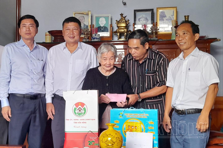 Đồng chí Điểu Xuân Hùng, UVBTV Tỉnh ủy, Chủ tịch Ủy ban MTTQ Việt Nam tỉnh thăm, tặng quà mẹ VNAH Nguyễn Thị Xuân nhân kỷ niệm 77 năm Ngày Thương binh - Liệt sĩ (27/7) năm 2024 (Ảnh: Lê Tuấn) Đồng chí Điểu Xuân Hùng, UVBTV Tỉnh ủy, Chủ tịch Ủy ban MTTQ Việt Nam tỉnh thăm, tặng quà mẹ VNAH Nguyễn Thị Xuân nhân kỷ niệm 77 năm Ngày Thương binh - Liệt sĩ (27/7) năm 2024 (Ảnh: Lê Tuấn)