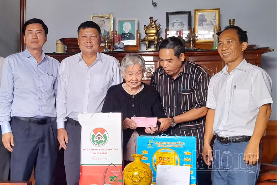 Đồng chí Điểu Xuân Hùng, UVBTV Tỉnh ủy, Chủ tịch Ủy ban MTTQ Việt Nam tỉnh thăm, tặng quà mẹ VNAH Nguyễn Thị Xuân nhân kỷ niệm 77 năm Ngày Thương binh - Liệt sĩ (27/7) năm 2024 (Ảnh: Lê Tuấn)