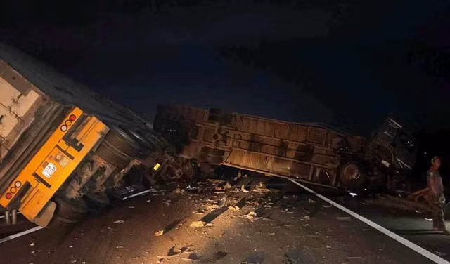 Tai nạn nghiêm trọng trên tuyến cao tốc Đà Nẵng - Quảng Ngãi, giao thông ùn tắc - Ảnh 1. Hiện trường vụ tai nạn trên cao tốc Đà Nẵng - Quảng Ngãi. Ảnh: NAM THỊNH