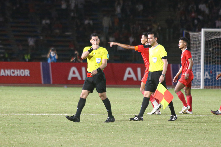 Trọng tài rút thẻ đỏ đuổi cả cầu thủ lẫn thành viên ban huấn luyện hai bên. Ảnh: Hà Phương