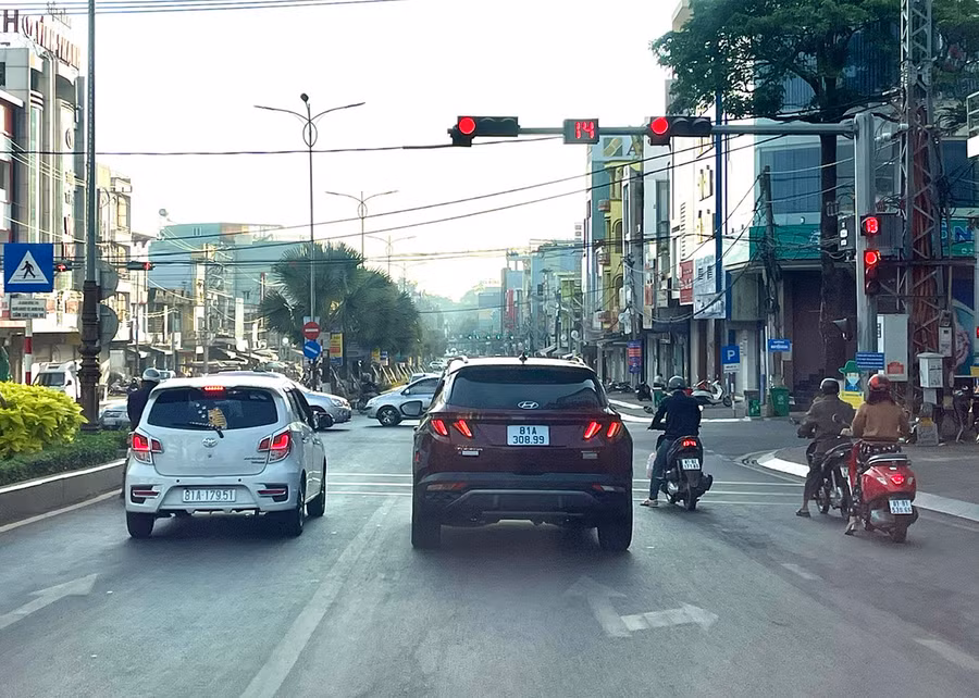 Việc đầu tư các camera giám sát giúp người tham gia giao thông chấp hành tốt hơn Luật Giao thông đường bộ. Ảnh: M.P