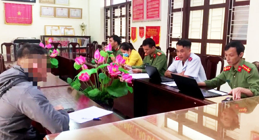 Phòng An ninh Chính trị nội bộ, Thanh tra sở Thông tin và Truyền thông tỉnh tiến hành đấu tranh, xử lý với hành vi vi phạm của ông L.H.T. Ảnh: Đăng Khôi Phòng An ninh Chính trị nội bộ, Thanh tra sở Thông tin và Truyền thông tỉnh tiến hành đấu tranh, xử lý với hành vi vi phạm của ông L.H.T. Ảnh: Đăng Khôi