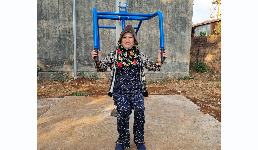 Bà Nguyễn Thị Hoa (thôn Đồng Bằng, xã Biển Hồ) tập thể dục để rèn luyện sức khỏe. Ảnh: H.P