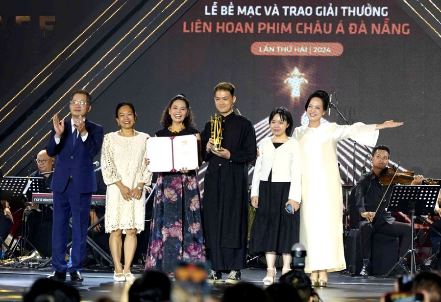 "Cu li không bao giờ khóc" giành giải Phim châu Á hay nhất "Cu li không bao giờ khóc" giành giải Phim châu Á hay nhất