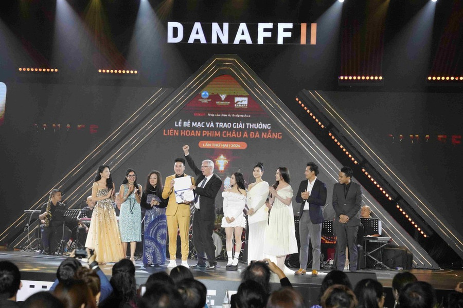 Dàn diễn viên "Lật mặt 7: Một điều ước" nhận giải NECPAT Dàn diễn viên "Lật mặt 7: Một điều ước" nhận giải NECPAT