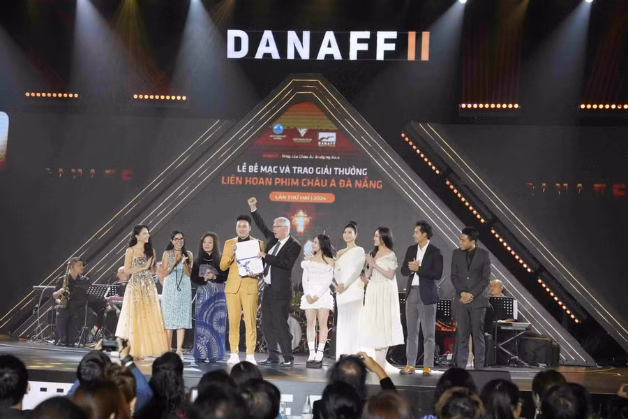 Dàn diễn viên "Lật mặt 7: Một điều ước" nhận giải NECPAT