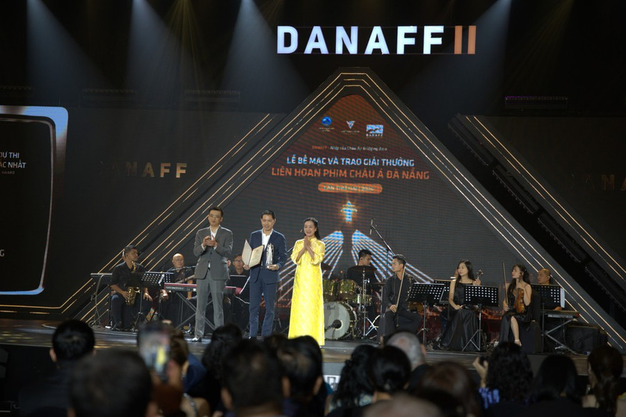 Diễn viên Thái Hòa nhận giải Nam diễn viên chính xuất sắc nhất Diễn viên Thái Hòa nhận giải Nam diễn viên chính xuất sắc nhất