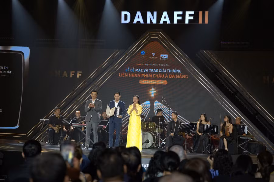 Diễn viên Thái Hòa nhận giải Nam diễn viên chính xuất sắc nhất