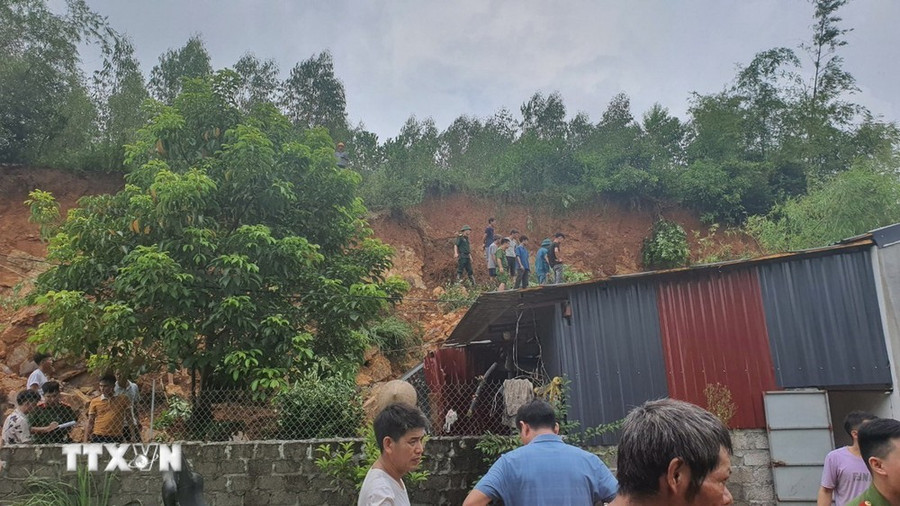 Các lực lượng chức năng triển khai công tác cứu hộ. (Ảnh: TTXVN phát) Các lực lượng chức năng triển khai công tác cứu hộ. (Ảnh: TTXVN phát)