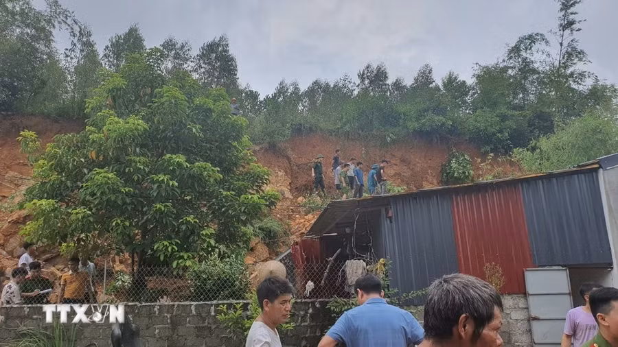 Các lực lượng chức năng triển khai công tác cứu hộ. (Ảnh: TTXVN phát)