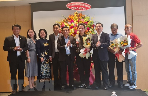 Cơ thủ Bao Phương Vinh vô địch thế giới Billiards carom 3 băng (thứ 4, phải sang). (Ảnh: TTXVN phát)