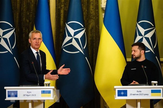Tổng Thư ký NATO Jens Stoltenberg (trái) và Tổng thống Ukraine Volodymyr Zelensky trong cuộc họp báo tại Kiev ngày 20/4. (Ảnh: AFP/TTXVN) Tổng Thư ký NATO Jens Stoltenberg (trái) và Tổng thống Ukraine Volodymyr Zelensky trong cuộc họp báo tại Kiev ngày 20/4. (Ảnh: AFP/TTXVN)