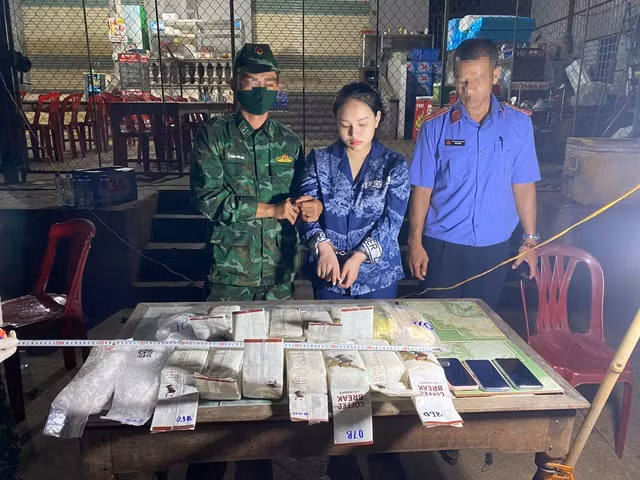 Đối tượng Nguyễn Yến Nhi cùng tang vật. Ảnh: Phước Trung