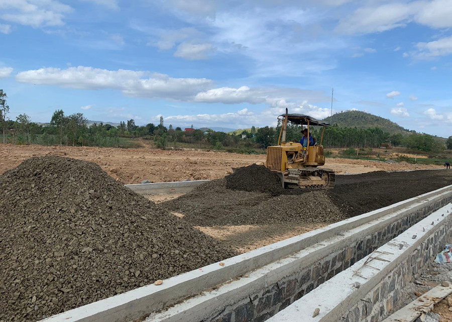 Đơn vị trúng thầu triển khai máy móc thi công đường giao thông tại khu tái định cư. Ảnh: T.D Đơn vị trúng thầu triển khai máy móc thi công đường giao thông tại khu tái định cư. Ảnh: T.D
