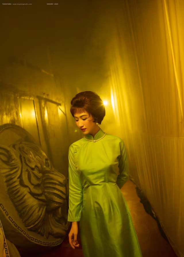 Riêng với MV Đầu cứ thương, thường cứ đau, đây là sản phẩm đánh dấu sự trở lại của Hà Thu sau hơn một năm vắng bóng trên thị trường âm nhạc, kể từ sau ca khúc Còn chi đâu nữa anh. Về lý do dừng lại quá lâu, người đẹp 31 tuổi nói cô mong muốn tìm kiếm nguồn năng lượng mới cho bản thân. Ảnh: Tang Tang