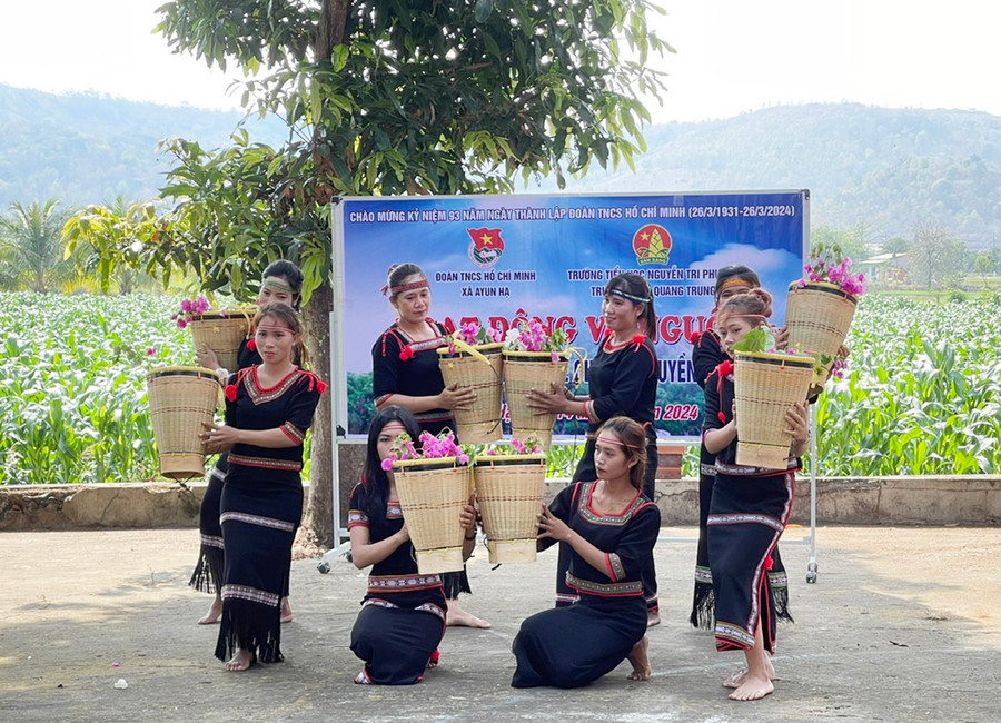 Câu lạc bộ Văn nghệ buôn Plei Ơi (xã Ayun Hạ) góp phần giữ gìn và quảng bá nét đẹp văn hóa truyền thống của dân tộc. Ảnh: V.C