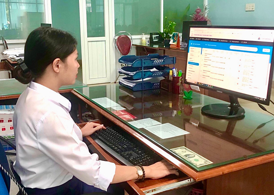 Chị Lê Thị Tuyết Nhung-tác giả của chương trình quản lý hóa đơn điện tử đầu vào (E-bill) giúp tối ưu hóa công tác lưu trữ. Ảnh: Hà Duy Chị Lê Thị Tuyết Nhung-tác giả của chương trình quản lý hóa đơn điện tử đầu vào (E-bill) giúp tối ưu hóa công tác lưu trữ. Ảnh: Hà Duy