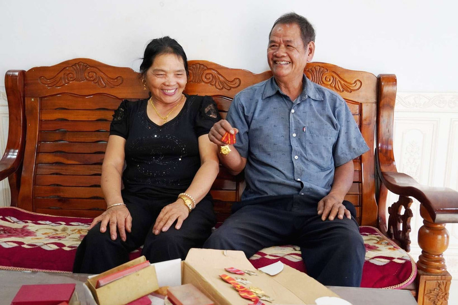 Ông Đinh Đầm cùng vợ bày tỏ phấn khởi trước những đổi thay của đất nước. Ảnh: TL