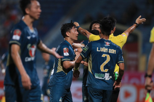 Các cầu thủ HAGL phản ứng quyết liệt. Ảnh: Minh Tú