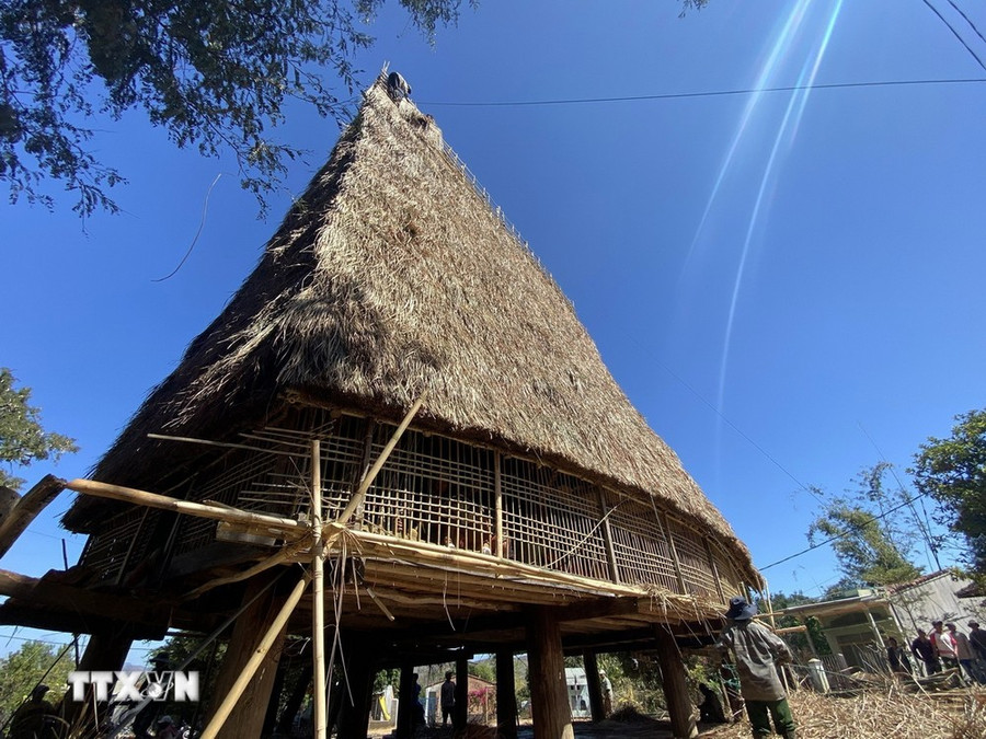 Nhà Rông truyền thống là biểu tượng trong văn hóa của đồng bào Kon Jơ Dri, xã Đăk Rơ Wa, thành phố Kon Tum. (Ảnh: Dư Toán/TTXVN)
