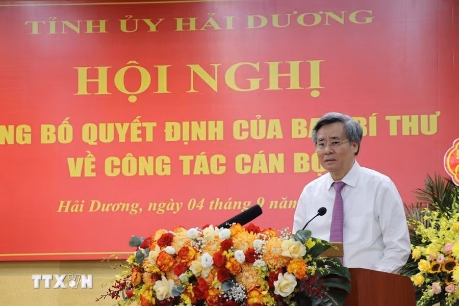 Ủy viên Ban Chấp hành Trung ương Đảng, Phó Trưởng Ban Tổ chức Trung ương Nguyễn Quang Dương phát biểu giao nhiệm vụ cho Thiếu tướng Lê Ngọc Châu. (Ảnh: Mạnh Minh/TTXVN)