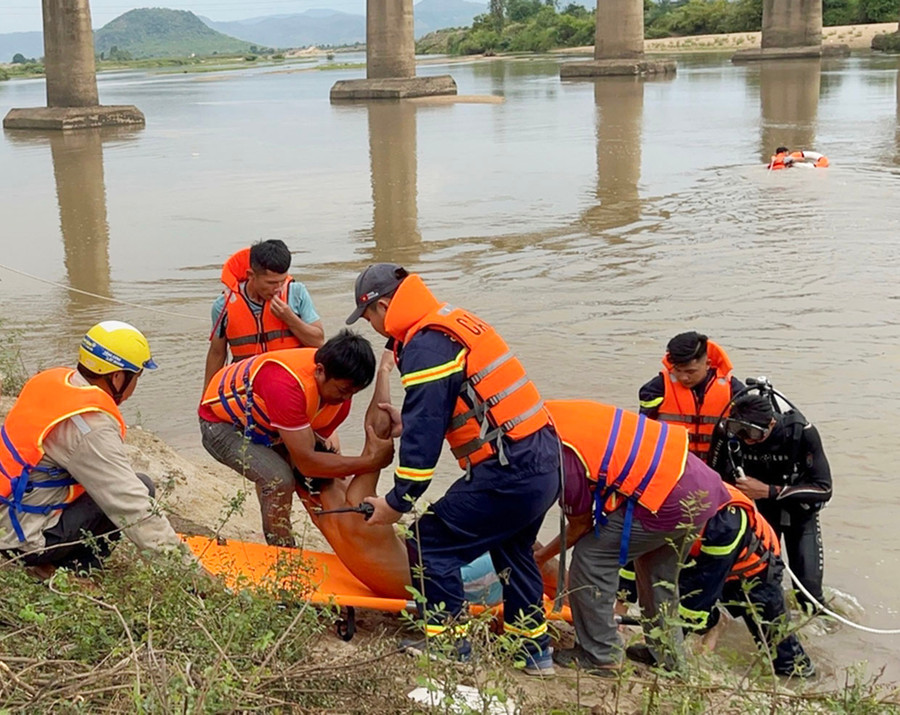 Thị xã Ayun Pa tổ chức diễn tập cứu nạn, cứu hộ khi mưa lũ xảy ra. Ảnh: Vũ Chi Thị xã Ayun Pa tổ chức diễn tập cứu nạn, cứu hộ khi mưa lũ xảy ra. Ảnh: Vũ Chi