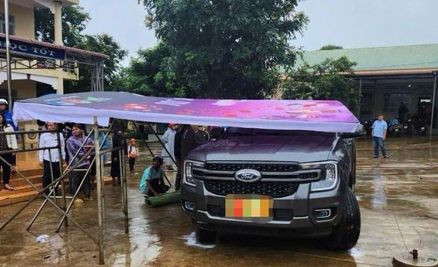 Xe ô tô gây tai nạn trong trường học