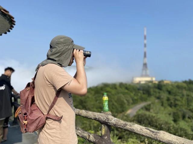 Đứng trên đỉnh Bàn Cờ, du khách có thể phóng tầm mắt ngắm toàn cảnh TP.Đà Nẵng. Ảnh: THY PHƯỚC