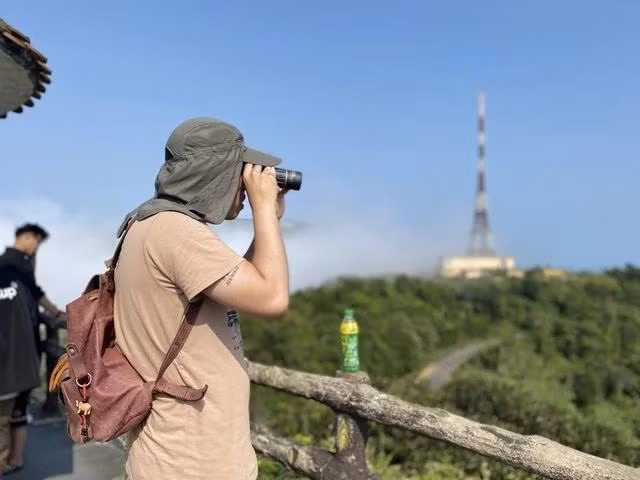 Đứng trên đỉnh Bàn Cờ, du khách có thể phóng tầm mắt ngắm toàn cảnh TP.Đà Nẵng. Ảnh: THY PHƯỚC