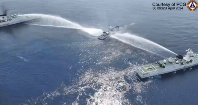 Con tàu của Philippines bị bắn vòi rồng ở khu vực bãi cạn Scarborough ngày 30/4. (Ảnh: Philippine Coast Guard) Con tàu của Philippines bị bắn vòi rồng ở khu vực bãi cạn Scarborough ngày 30/4. (Ảnh: Philippine Coast Guard)