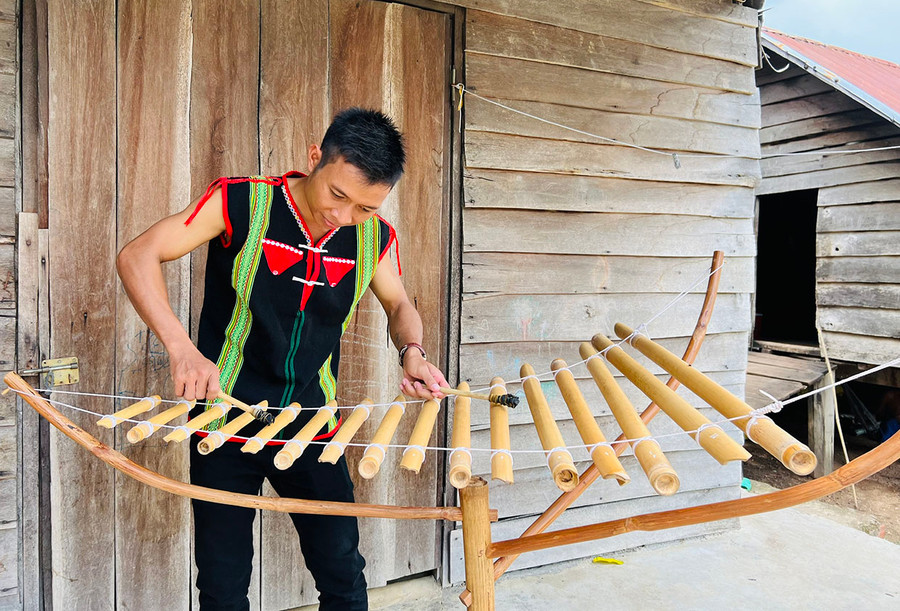 Anh Rmah Mich yêu thích âm thanh rộn ràng, tươi vui của chiếc đàn t’rưng. Ảnh: P.L