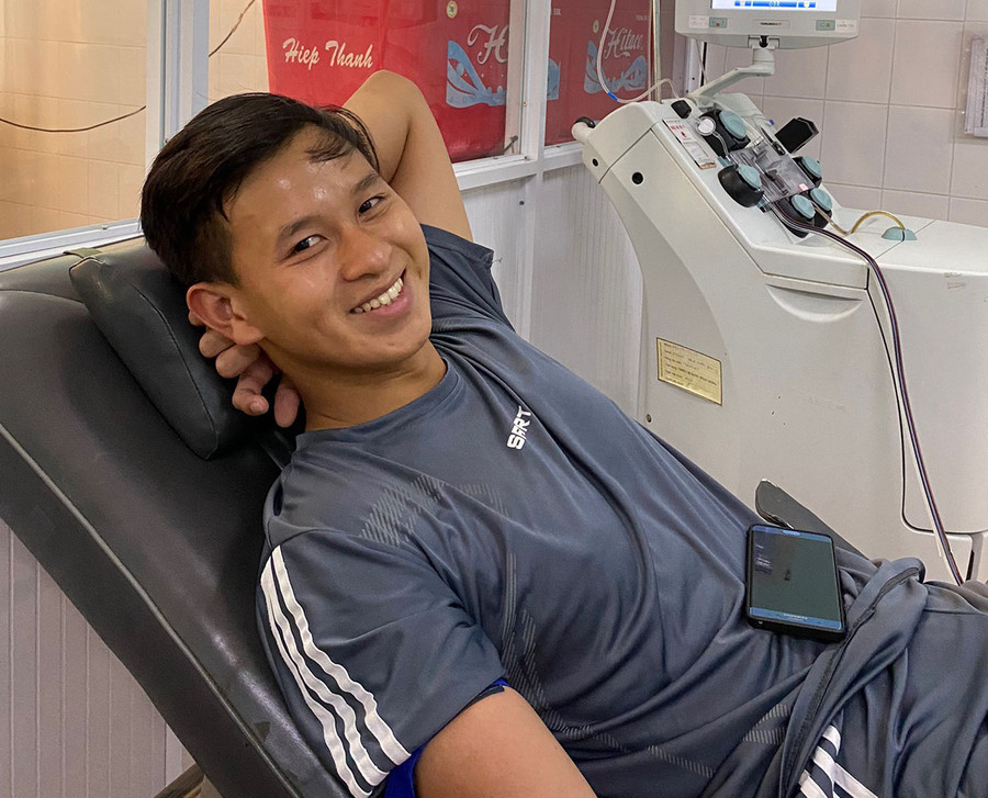 Niềm vui của anh Võ Hoàng Phụng khi tham gia hiến máu khẩn cấp tại Bệnh viện Đa Khoa tỉnh Gia Lai (ảnh nhân vật cung cấp).