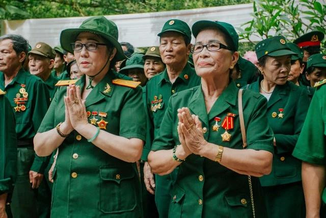 Nhiều người đã không kìm được nước mắt khi đứng trước bia tưởng niệm ghi tên những đồng đội đã ngã xuống. Ảnh: BÁ CƯỜNG