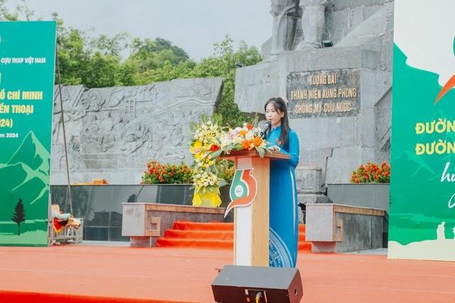 Em Lê Thị Thu Hiền đại diện cho thế hệ trẻ Quảng Bình phát biểu tại lễ Kỷ niệm 65 năm ngày mở đường Hồ Chí Minh - đường Trường Sơn huyền thoại. Ảnh: BÁ CƯỜNG