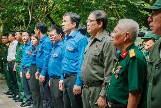 Anh Ngô Văn Cương, Bí thư T.Ư Đoàn và ông Vũ Trọng Kim, Chủ tịch Hội Cựu TNXP Việt Nam dâng hương tại di tích lịch sử hang Tám Cô. Ảnh: BÁ CƯỜNG