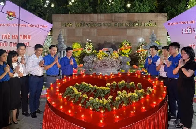 Tuổi trẻ Hà Tĩnh tổ chức lễ thắp nến tri ân tại khu mộ Tổng Bí thư Trần Phú. Ảnh: Tân Kỳ