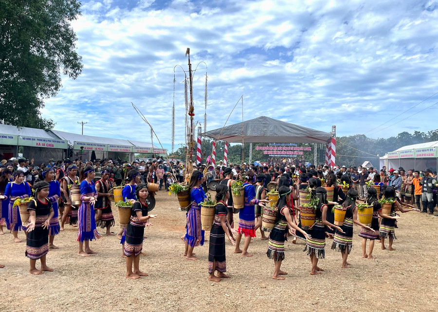 Rộn rã liên hoan cồng chiêng. Ảnh: Lam Nguyên