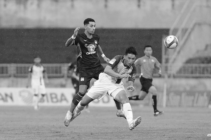 Paollo Madeira Olivera (trái) trong trận đấu với Sông Lam Nghệ An ở vòng cuối V-League 2023