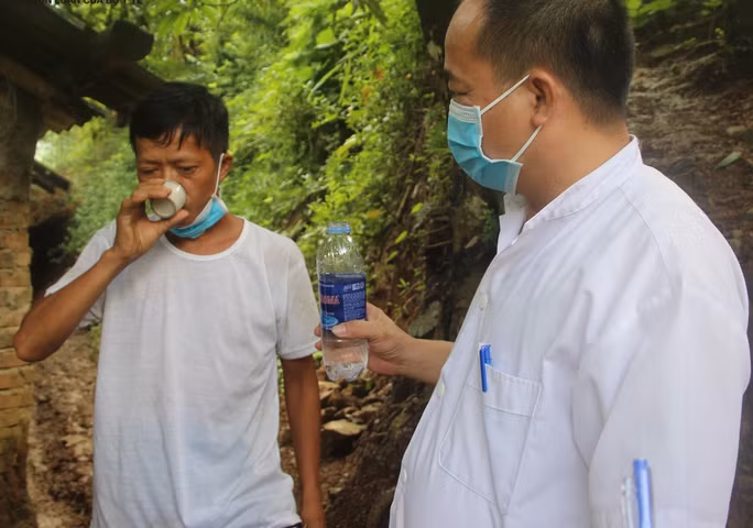 Nhân viên y tế phát thuốc điều trị dự phòng bệnh bạch hầu cho những người có liên quan. Ảnh: Thu Ngân