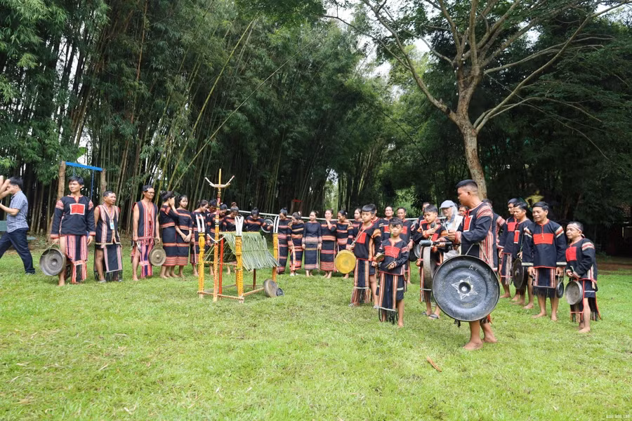 Đoàn nghệ nhân huyện Ea Súp tham gia liên hoan.