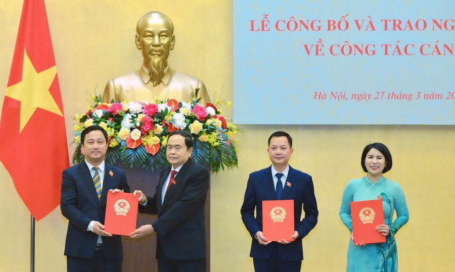 Phó Chủ tịch Thường trực Quốc hội Trần Thanh Mẫn trao Nghị quyết cho tân Ủy viên Thường trực Ủy ban Tư pháp Cao Mạnh Linh. (Nguồn: Báo Đại biểu Nhân dân) Phó Chủ tịch Thường trực Quốc hội Trần Thanh Mẫn trao Nghị quyết cho tân Ủy viên Thường trực Ủy ban Tư pháp Cao Mạnh Linh. (Nguồn: Báo Đại biểu Nhân dân)