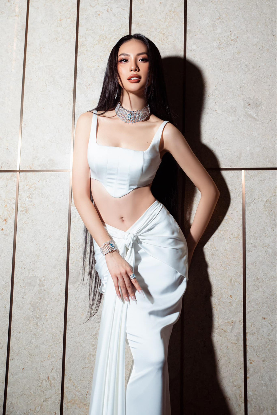 Bùi Quỳnh Hoa đặt mục tiêu giành vương miện Miss Universe Vietnam 2023. Cô cao 1,75m, số đo ba vòng 85-61,5-89. Trước đó, cô gái quê Hà Nôi từng thắng giải Siêu mẫu Quốc tế 2022. “Qua mỗi cuộc thi, tôi góp nhặt được nhiều thứ để khi trở lại như thế này, tôi phải thực sự bùng nổ”, cô gái sinh năm 1998 nói. Ảnh: FBNV