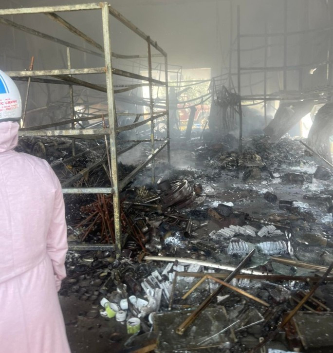 Đám cháy thiêu rụi nhiều vật tư, thiết bị Đám cháy thiêu rụi nhiều vật tư, thiết bị